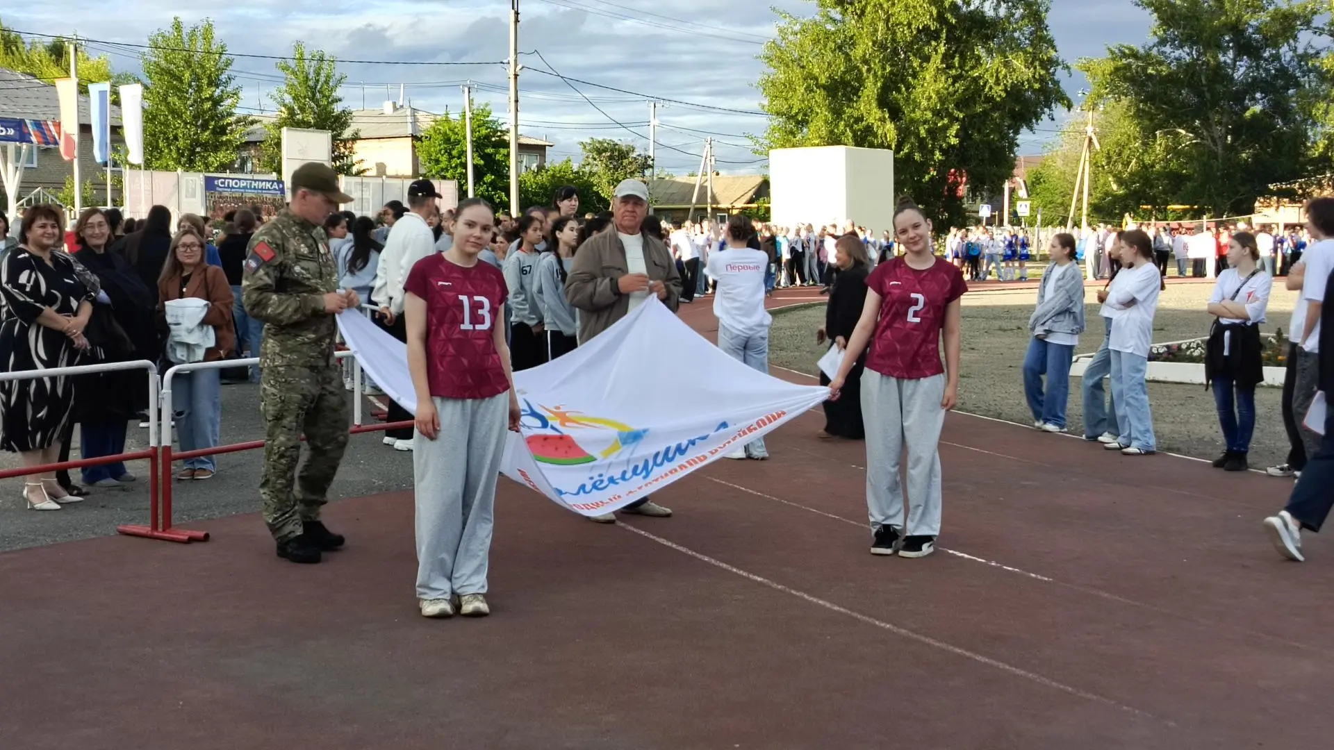 🏐 Лицеистки на волейбольном паркете: как наш лицей покоряет фестиваль «Солёнушка»!

Громкая поддерж