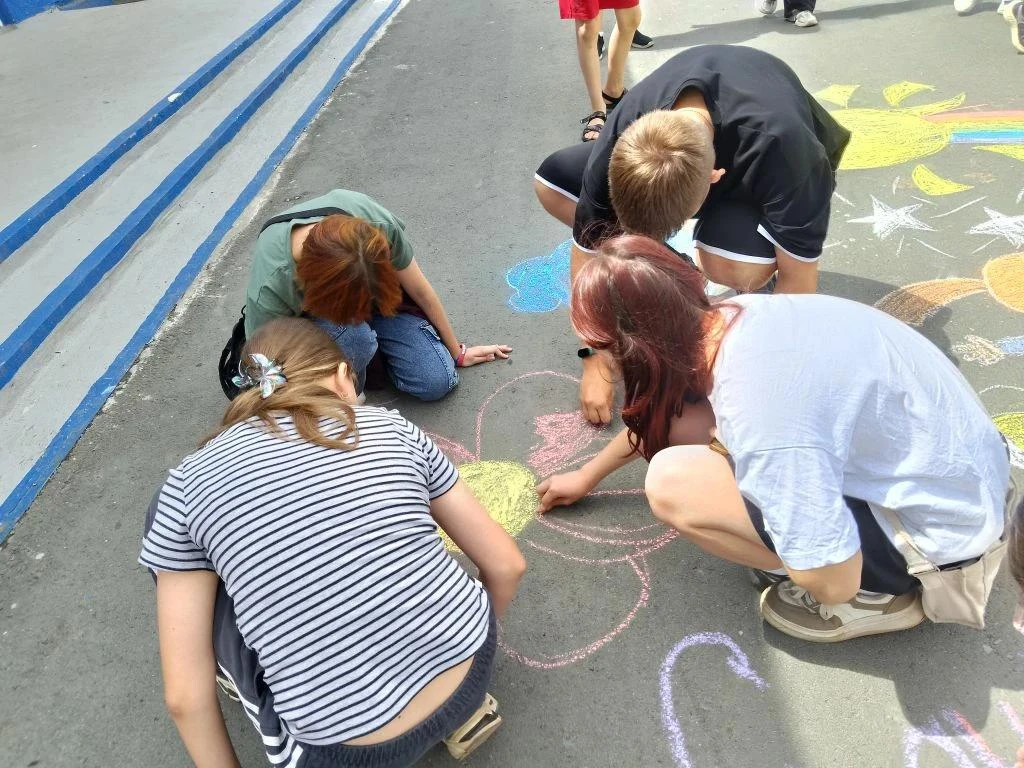 Иногда одно лето помещается… в рисунок на асфальте 🎨