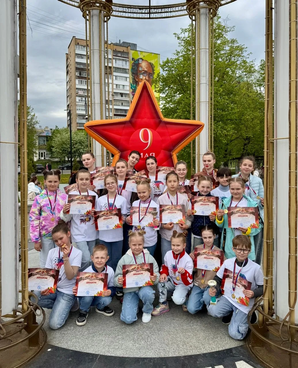 Юные спортсмены отделения акробатического рок-н-ролла приняли участие в праздничных мер...