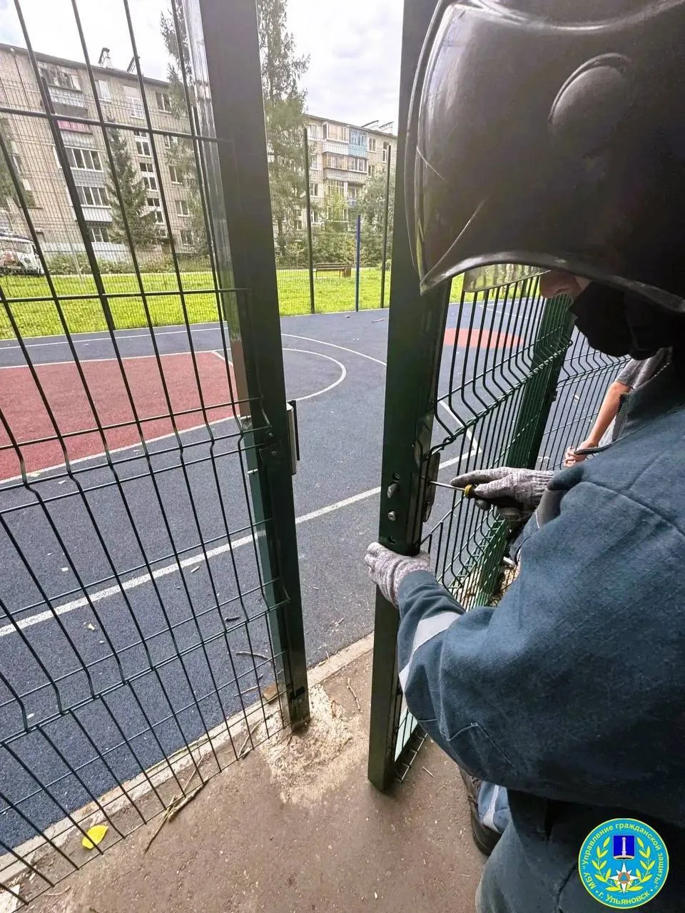 🔥В парке «Юности», расположенном на севере Ульяновска, ребята оказались запертыми на спортплощадке
