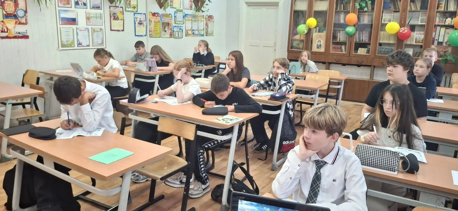 Сегодня в нашей школе прошли классные часы "Час безопасности". Вместе с классными руков...