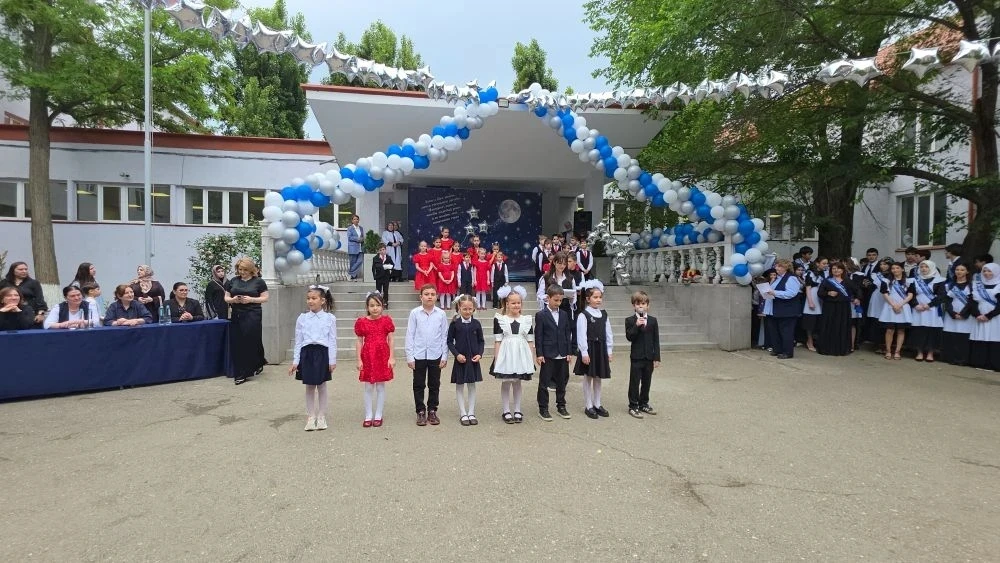 Сегодня в нашем лицее прозвенел последний звонок для 11 классов.   Этот праздник одновременно весёлы