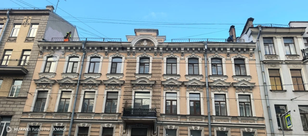 Уважаемые жители!  ЖКС 1 Адмиралтейского района приступило к сброске снега с крыш.  Просим Вас, проя