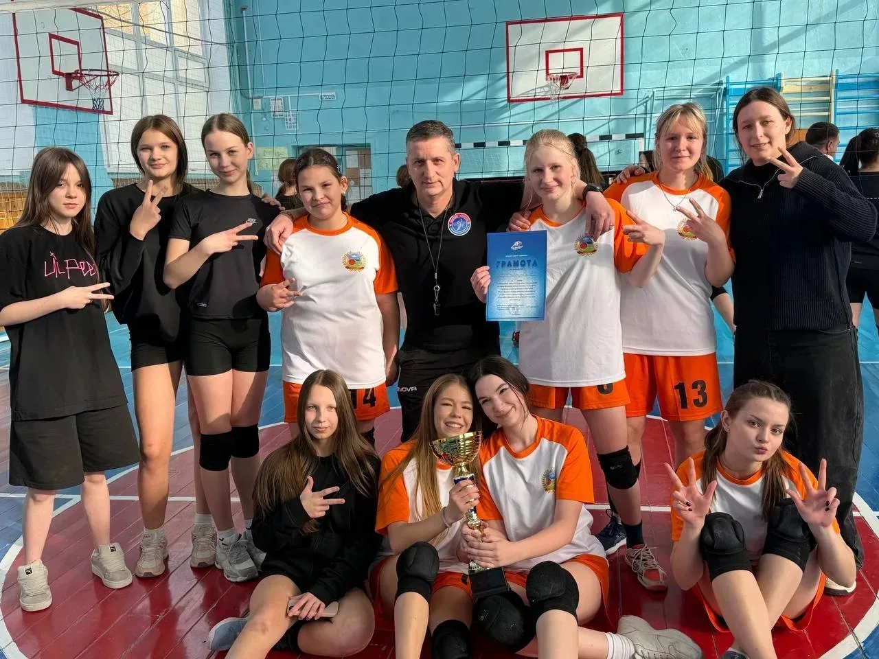 🏐 Поздравляем команду девушек по волейболу с ПОБЕДОЙ в районных соревнованиях!  Наши спортсменки из 