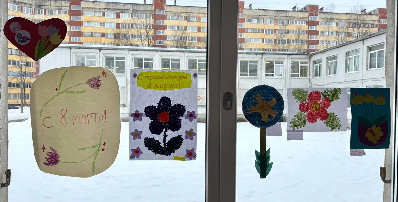 В нашей школе проходит выставка «Любимые мамы». Это не просто экспозиция рисунков и поделок - это пр