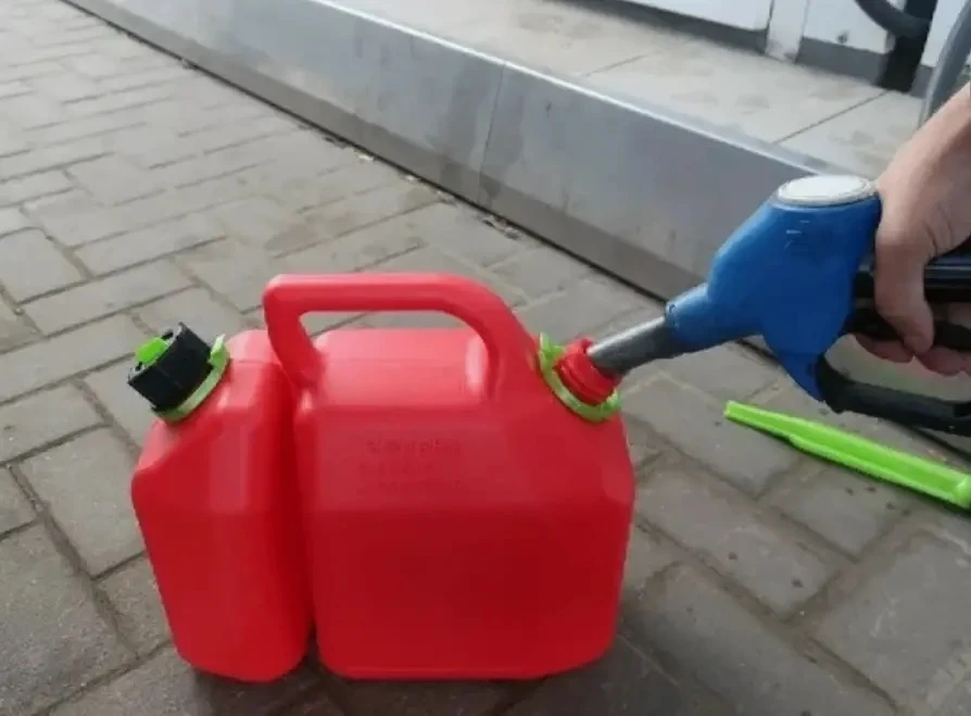 ‼️Заправкам запретили отказывать автомобилистам в продаже бензина в канистры.