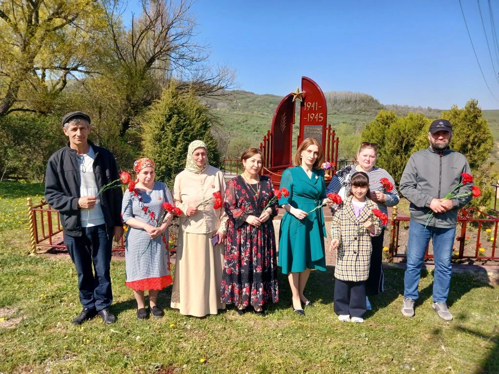 🔥 9 мая коллектив МБДОУ "Детский сад "Джулдуз" а.Эльтаркач" возложили цветы к памятнику воинам аула