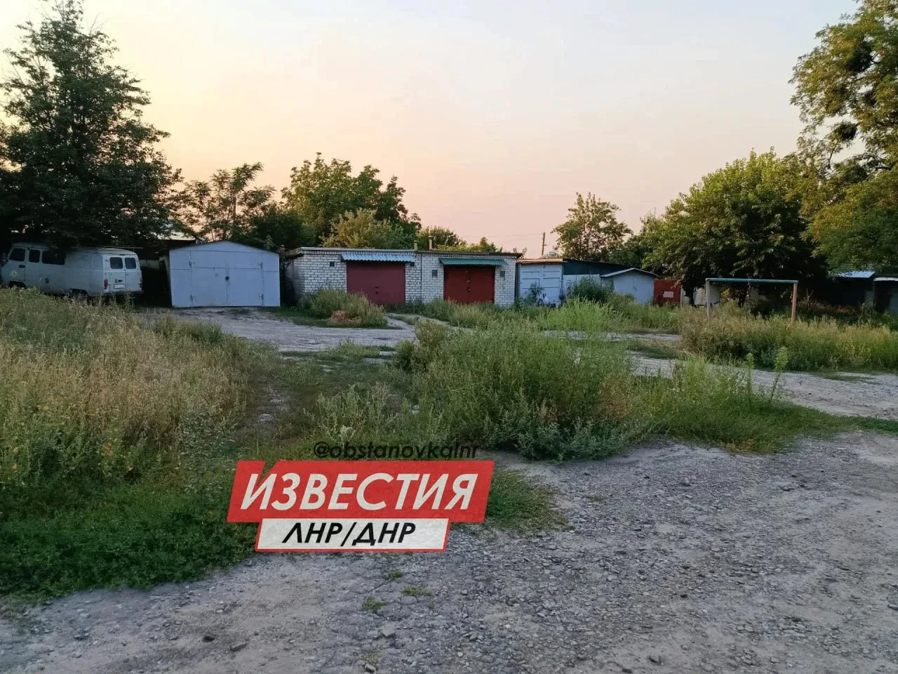 😡 Двор в Лисичанске — как из хоррора: амброзия выше пояса, окна выбиты, канализация течёт