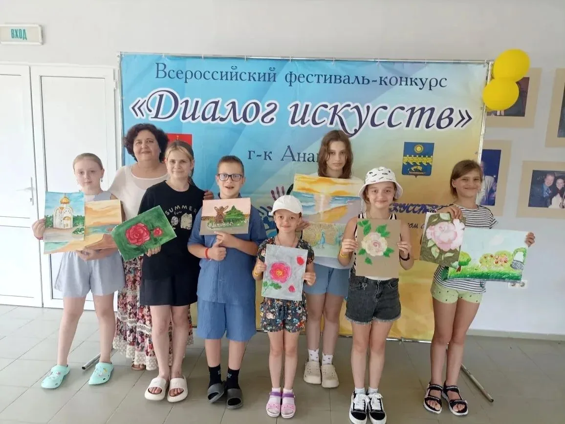 Образцовая студия "Радуга" начала лето на "Диалоге искусств"🌞

Юные художники студии с педагогом пр