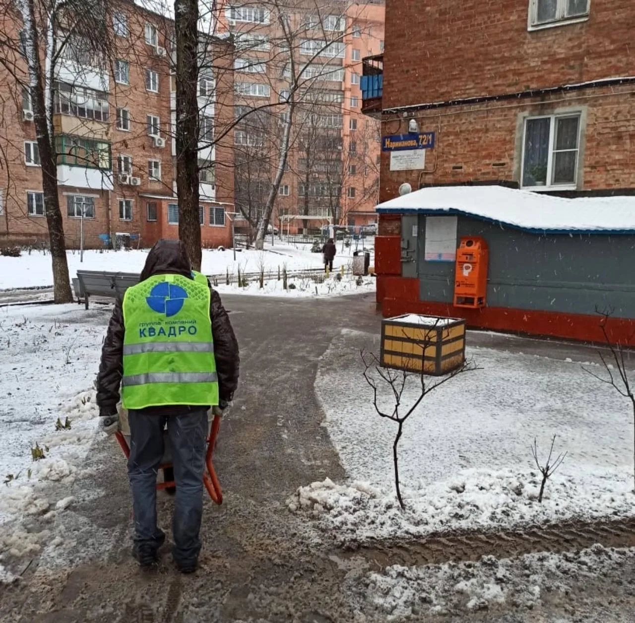 На сегодняшние утро 14.01 все дворовые территории МКД полностью очищены от снега и обра...