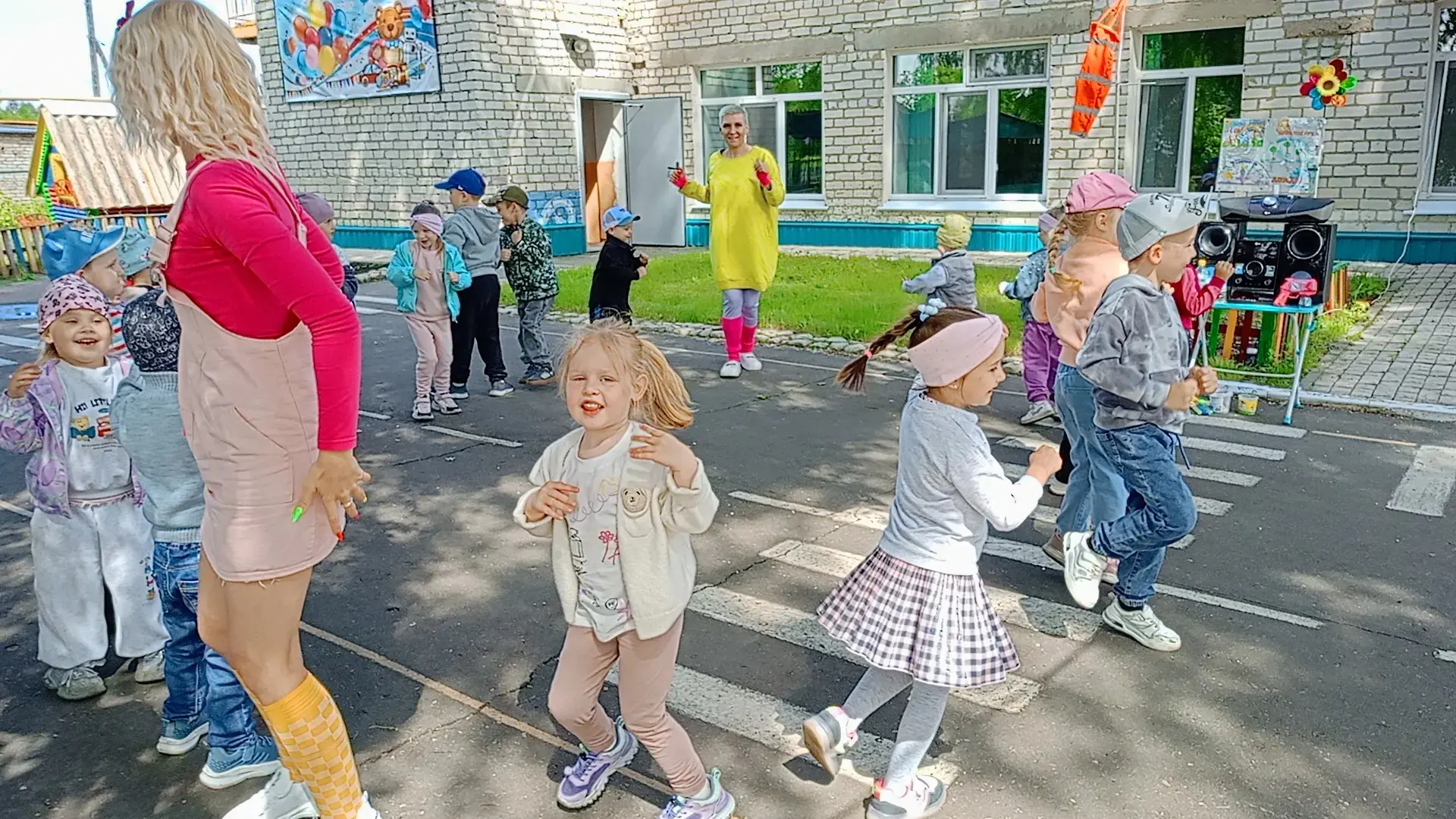 День защиты детей в нашем  саду: ☀️ солнце, 😄 смех, 🤹‍♂️ игры, 🫧 мыльные пузыри и 🎨...