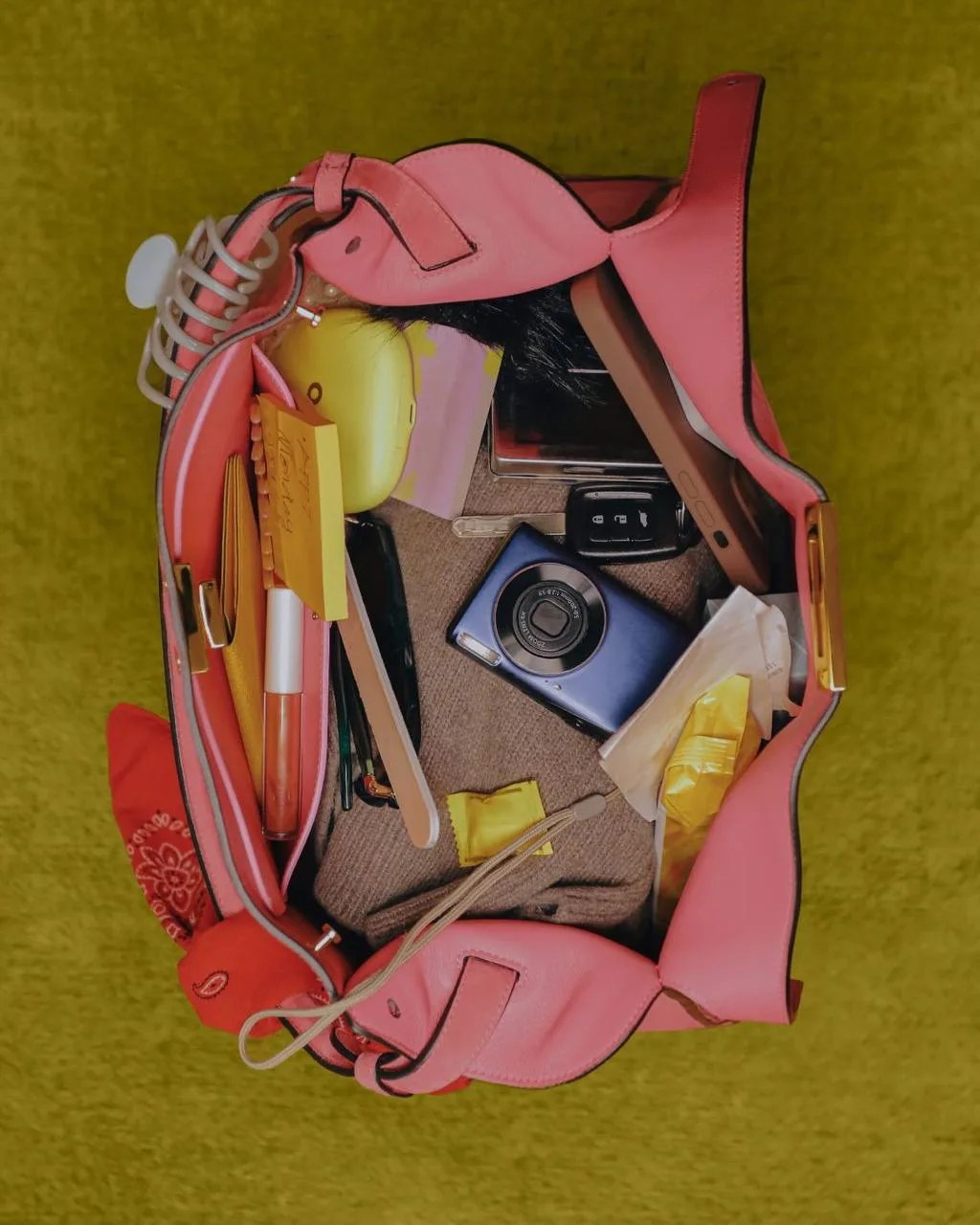 Дом Fendi представил новый кампейн The Fendi Way, посвящённый сумкам сезона Spring/Summer 2026 👜✨  В