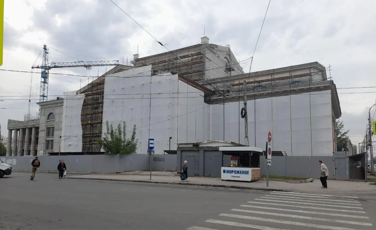 В здании Саратовского театра оперы и балета возобновились работы по реконструкции в рам...