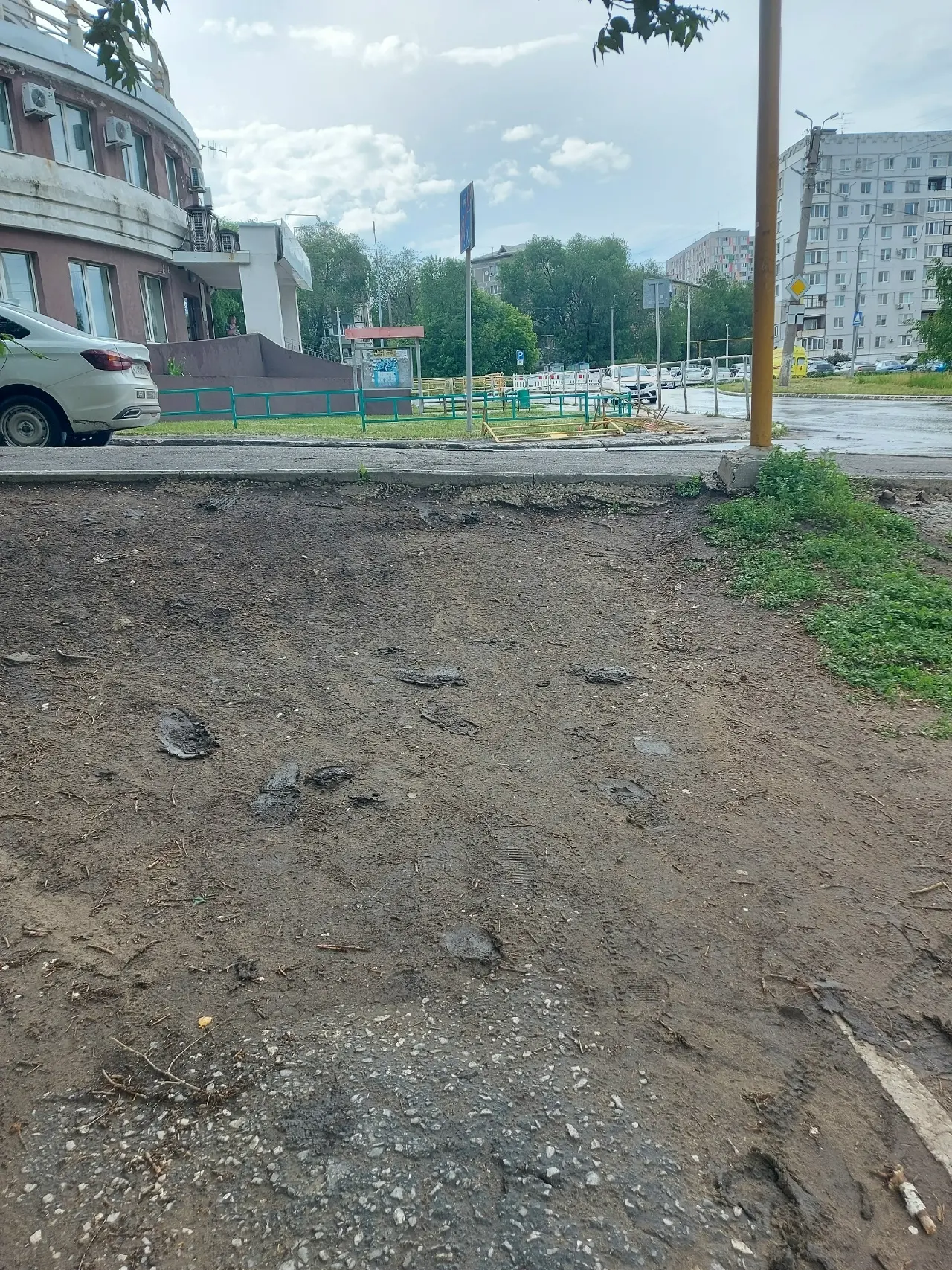 Жители Новокуйбышевска сообщают, что у МФЦ в Доме ветеранов пандус вышел и строя и практически отсут