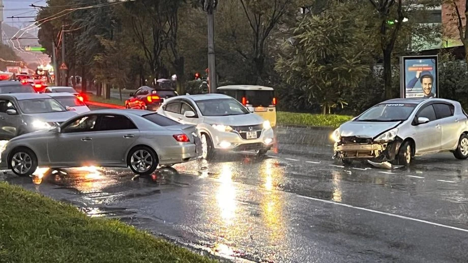 Две Toyota разнесло на перекрестке во Владивостоке после жесткого столкновения