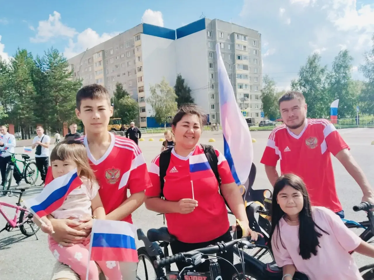 🇷🇺 Три цвета — одна страна! В Излучинске ярко и масштабно отметили День Государственн...