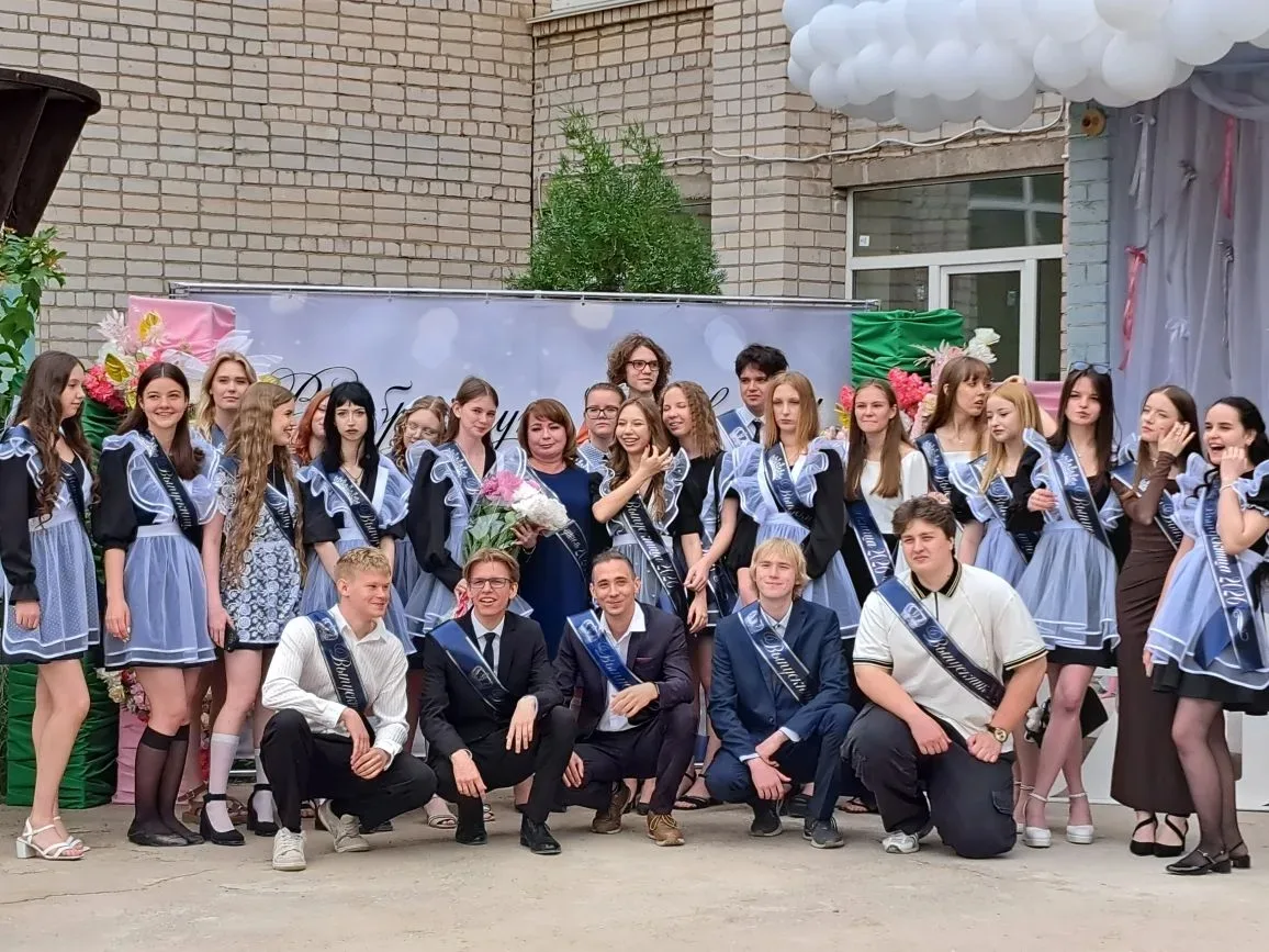 🎓 Сегодня для наших одиннадцатиклассников и девятиклассников прозвучал последний звонок.  Грустный и