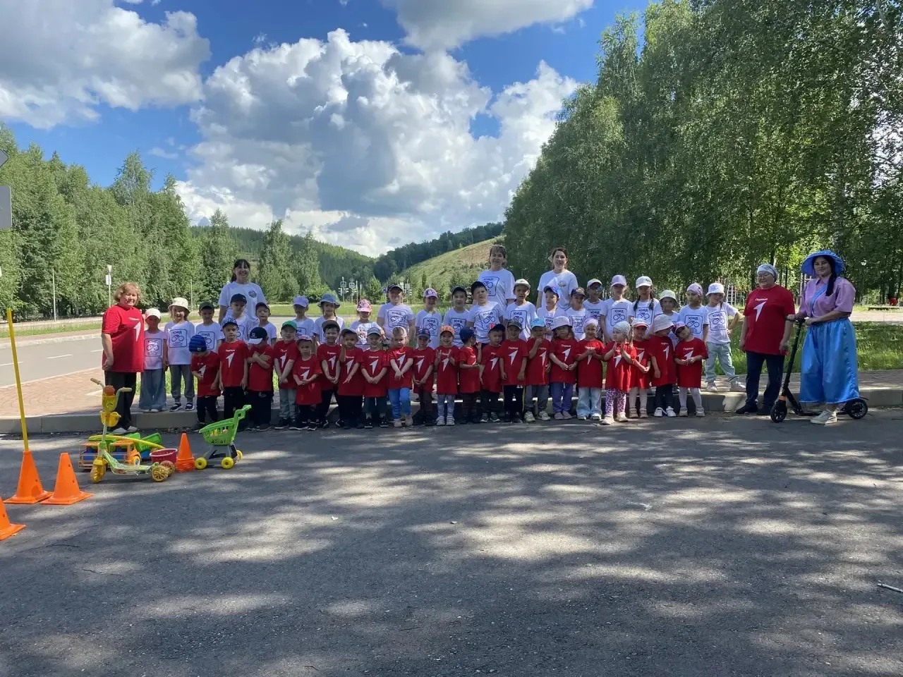 В парке культуры и отдыха прошло увлекательное мероприятие по ПДД для дошкольников

В солнечный летн