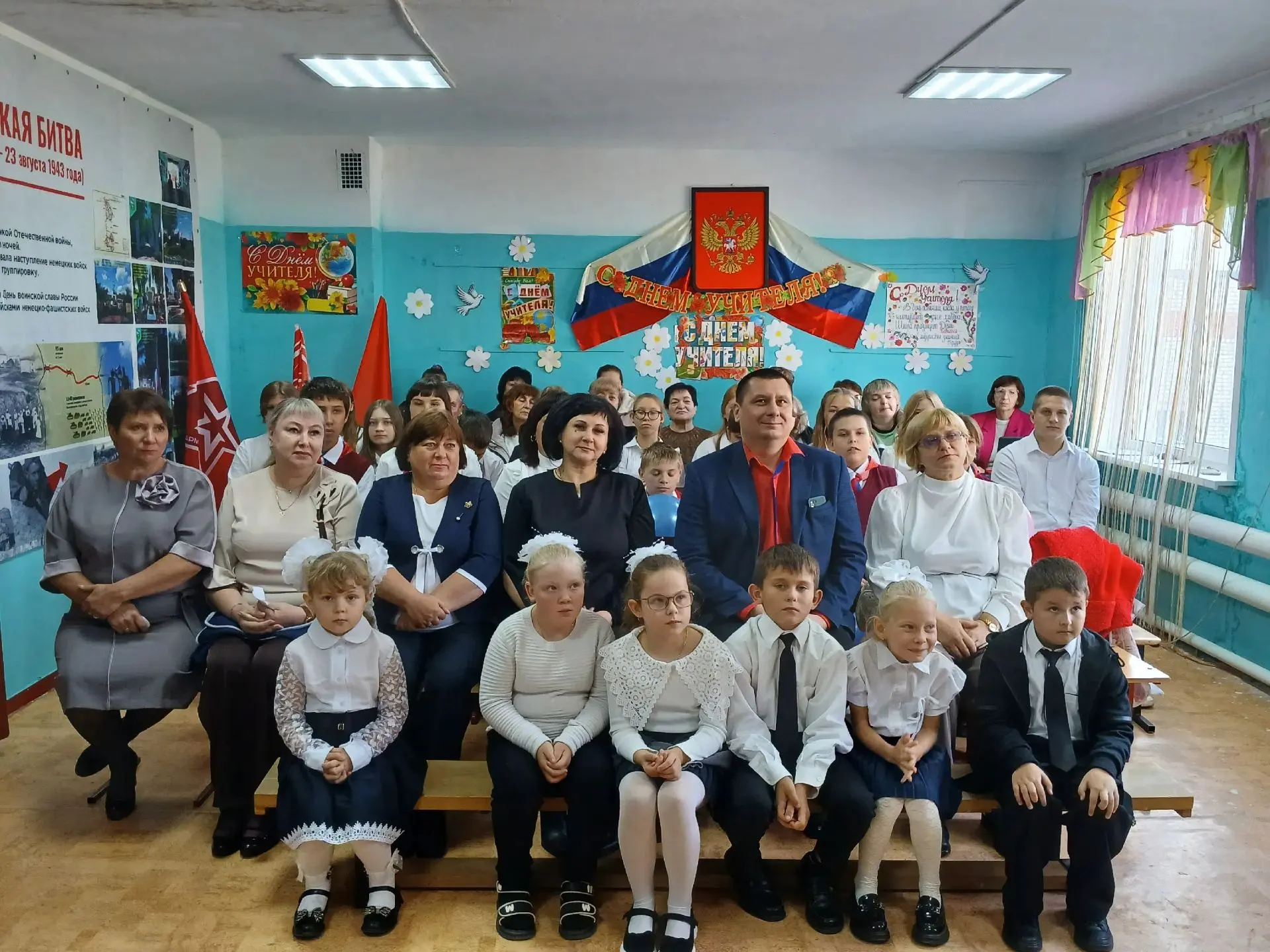 Сегодня в нашей школе прошёл очень тёплый и настоящий День учителя. Были цветы, песни, ...