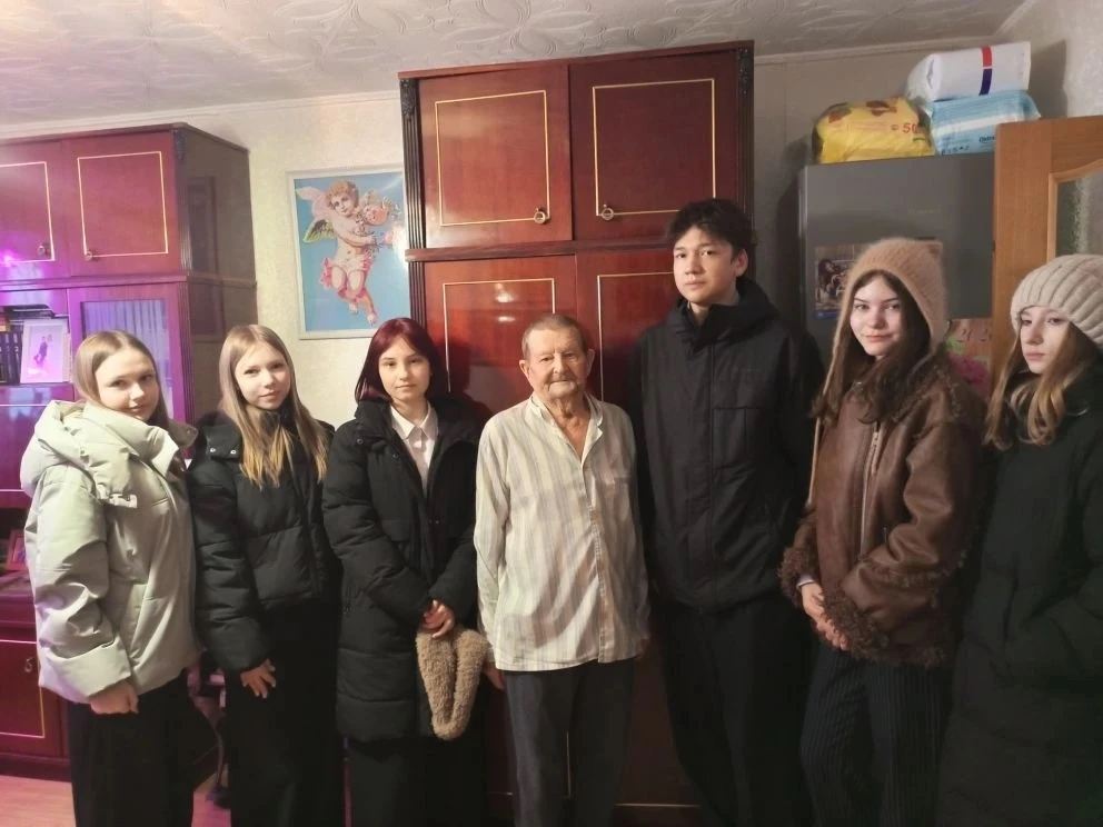 ПОЗДРАВЛЕНИЕ ВЕТЕРАНОВ 🎖️  В преддверии 23 февраля наши лицеисты посетили ветеранов Великой Отечеств
