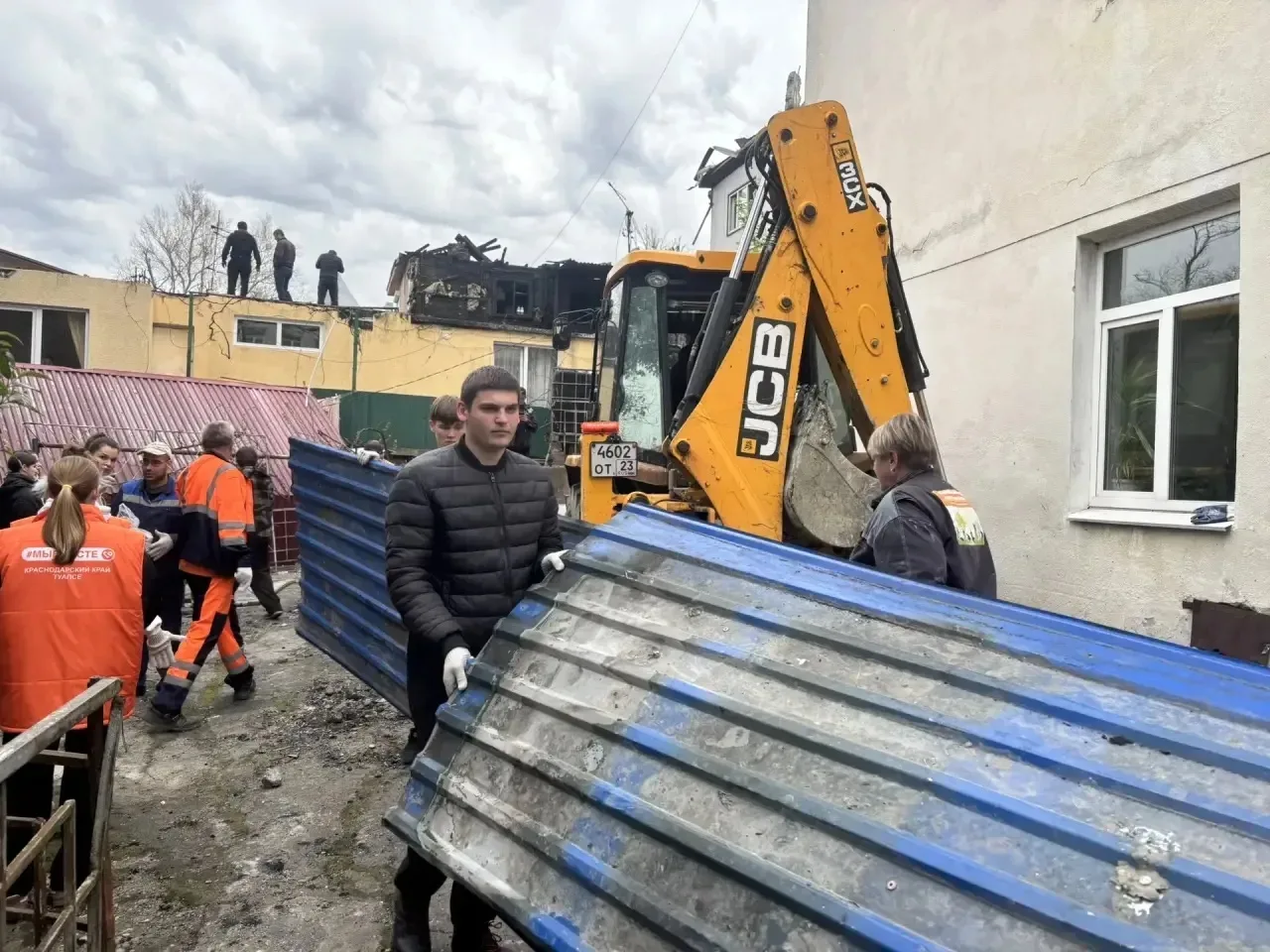 ‼ Туапсе #МЫВМЕСТЕ  Сегодня с раннего утра 100 волонтеров работают на местах ликвидации последствий 