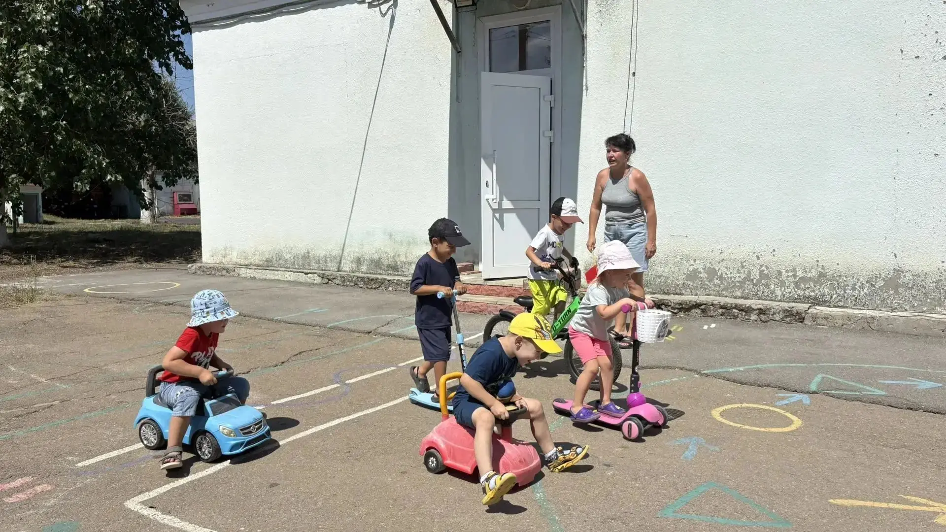 В младшей группе "Капитошки" лето проходит на Ура! Погода радует ярким и теплым солнышк...