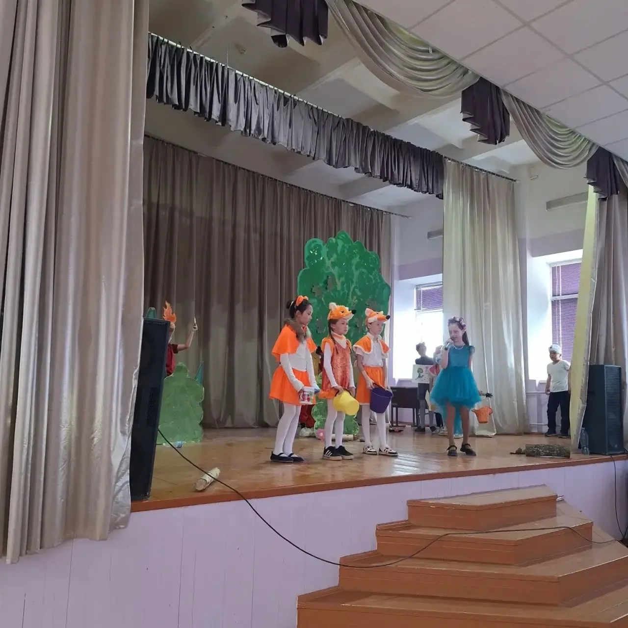 🌿🎭 Экология на сцене: 2А класс выступил с премьерой!  В рамках экологической недели сегодня в актово