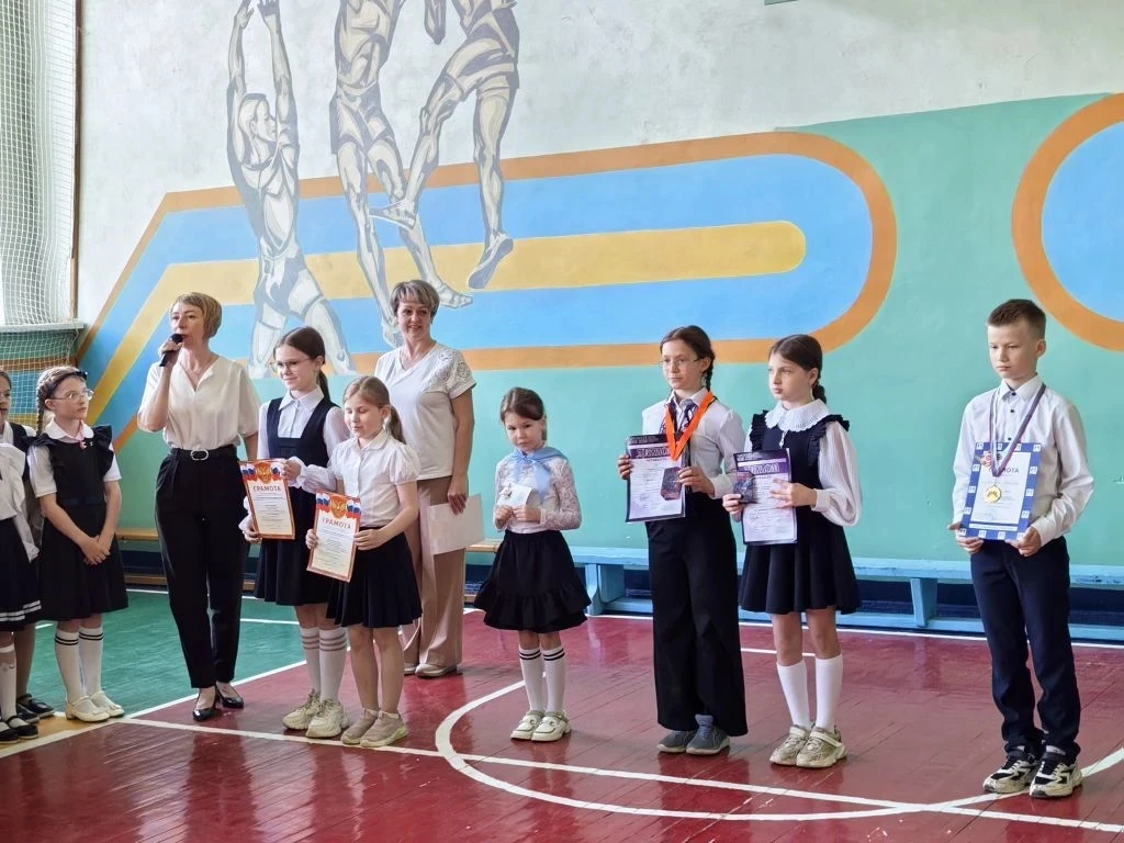 🎉 Совсем немного осталось до окончания учебного года!  Сегодня на торжественной линейке мы чествовал