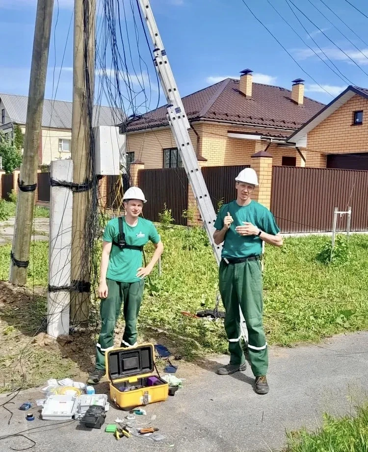 Будни команды A-COM в объективе 📸🛠️

Июнь, жара, катушка кабеля. Обычный день A-COM: наши парни тя