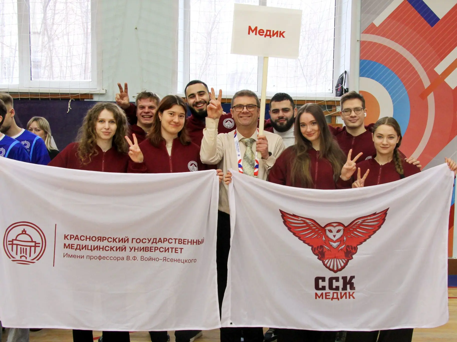 Энергия, эмоции и битва болельщиков — так стартовал «КРАСГМУФЕСТ-2026» 💫  В течение двух дней 12 ком