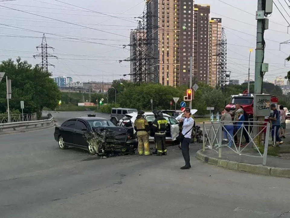 Три машины столкнулись вчера на пересечении улиц Георгия Колонды и Светлановской.

В ДТП попали Toyo