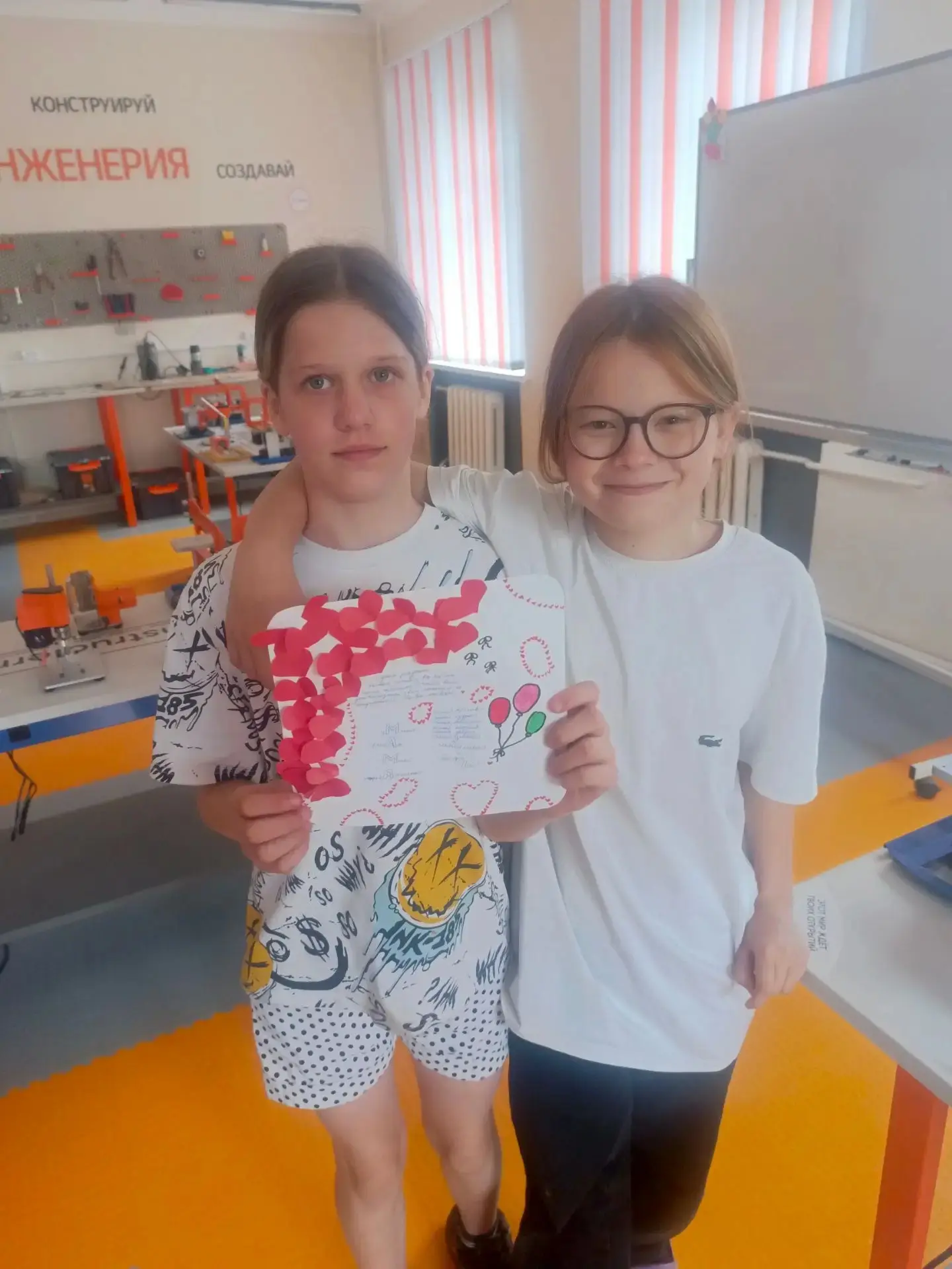 Лиза и Василиса готовят подарок Татьяне Александровне
#МастерскаяИнженерия
#СемейныеМастерские