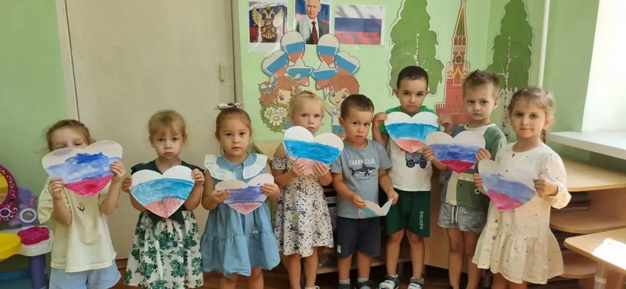 22 августа наша страна отмечает День Государственного флага Российской Федерации. Дети ...