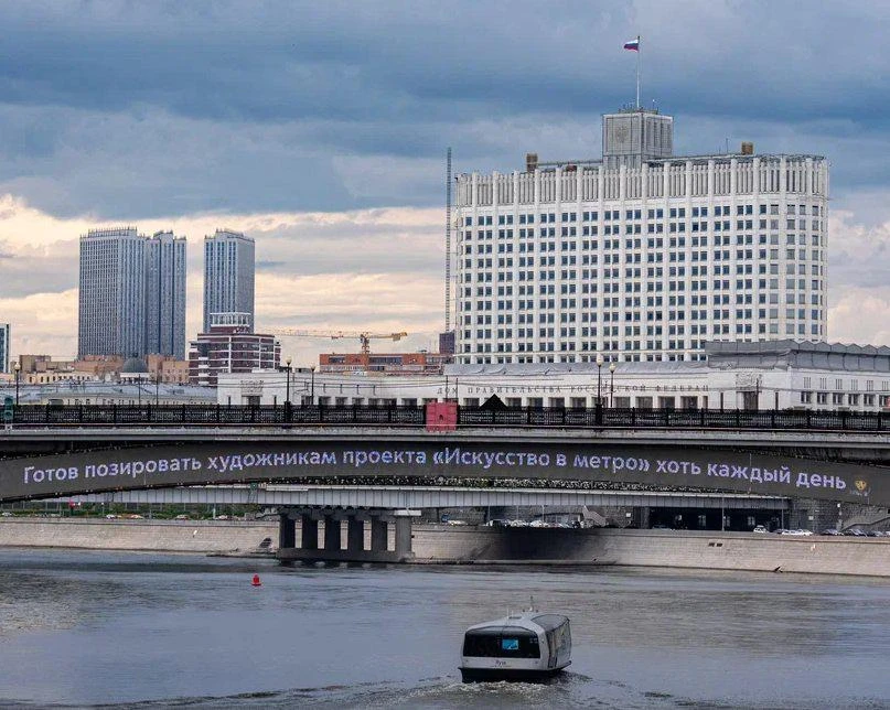 Готов позировать художникам проекта «Искусство в метро» хоть каждый день 👨‍🎨