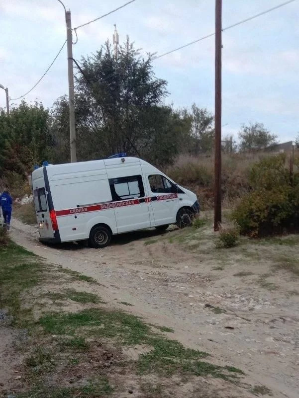 Скорая застряла в дорожной яме по пути к пациенту в Камышине
