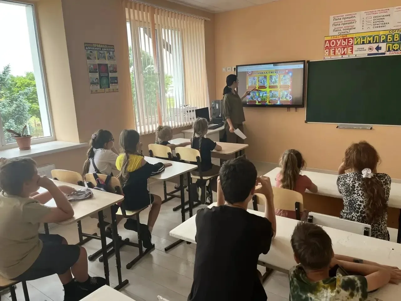 Девятый день начинается с тематической зарядки «Пожарный расчет»: дети имитируют надевание каски, ту