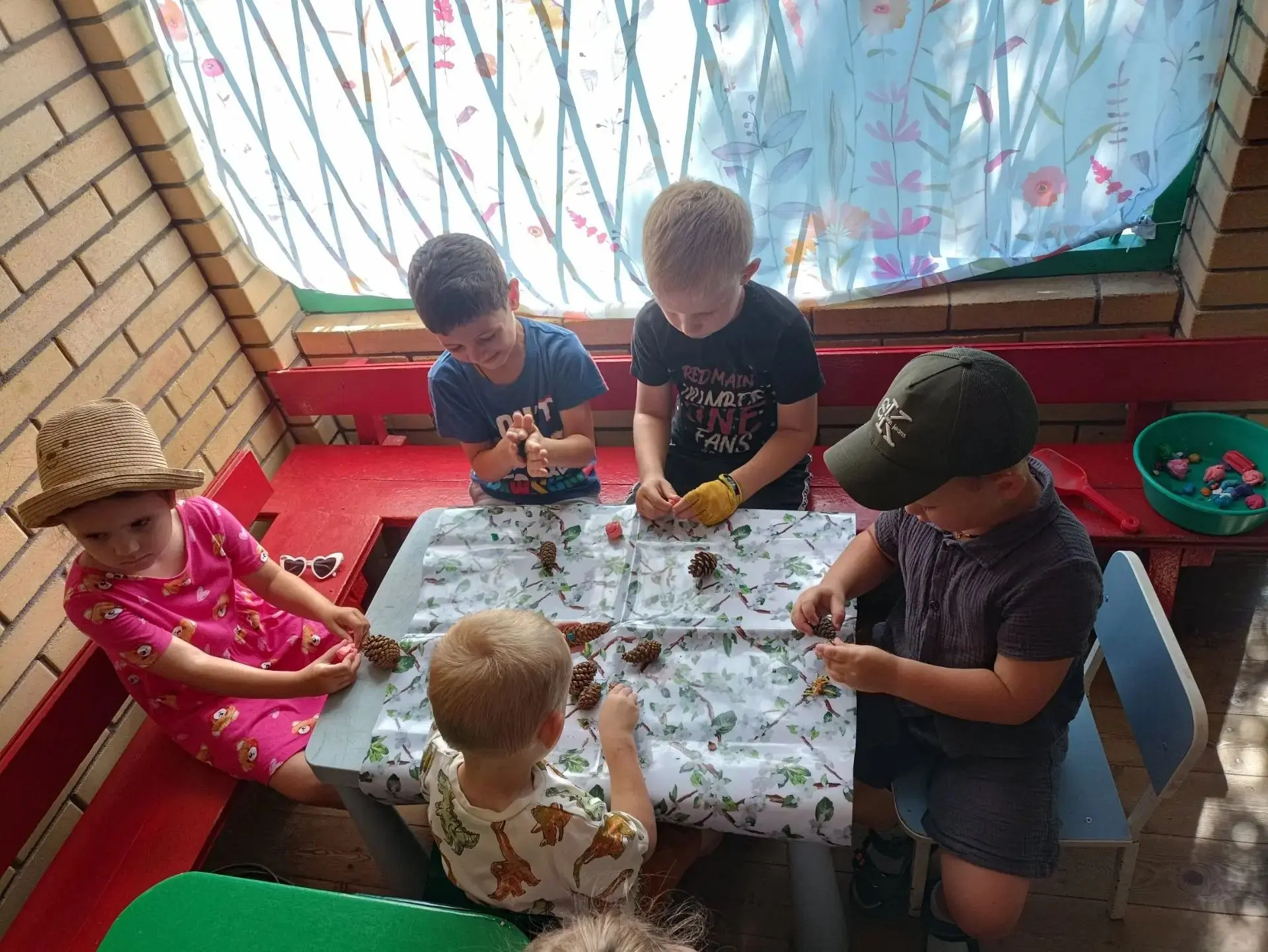С помощью пластилина и шишек, можно создать великолепные поделки!👍
Ребята старшей и подготовительно