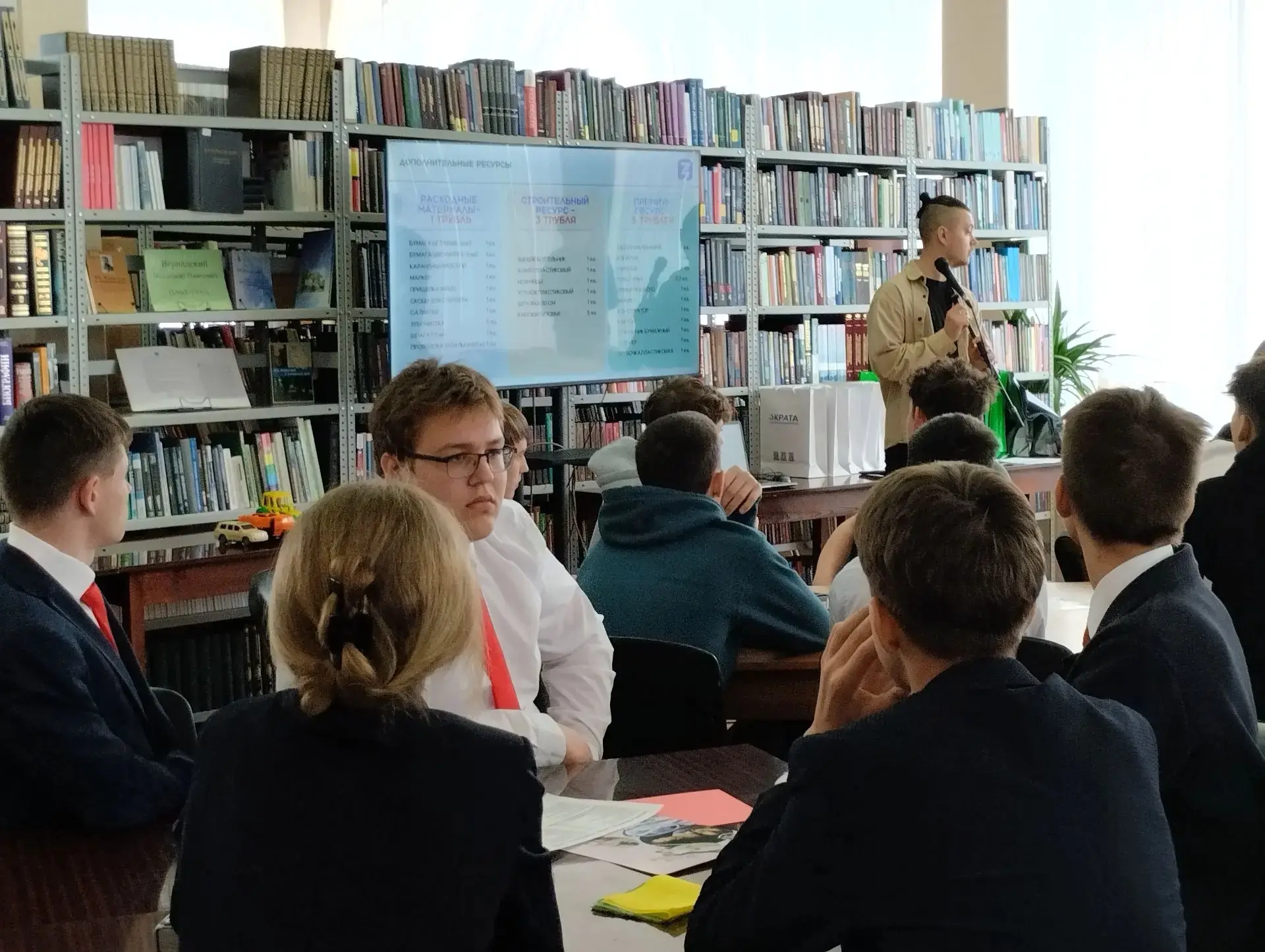 Команда учащихся 10 «А» класса (Акулинин И., Артемов К., Копылов В., Никитина Е., Шуваев Н.) приняла