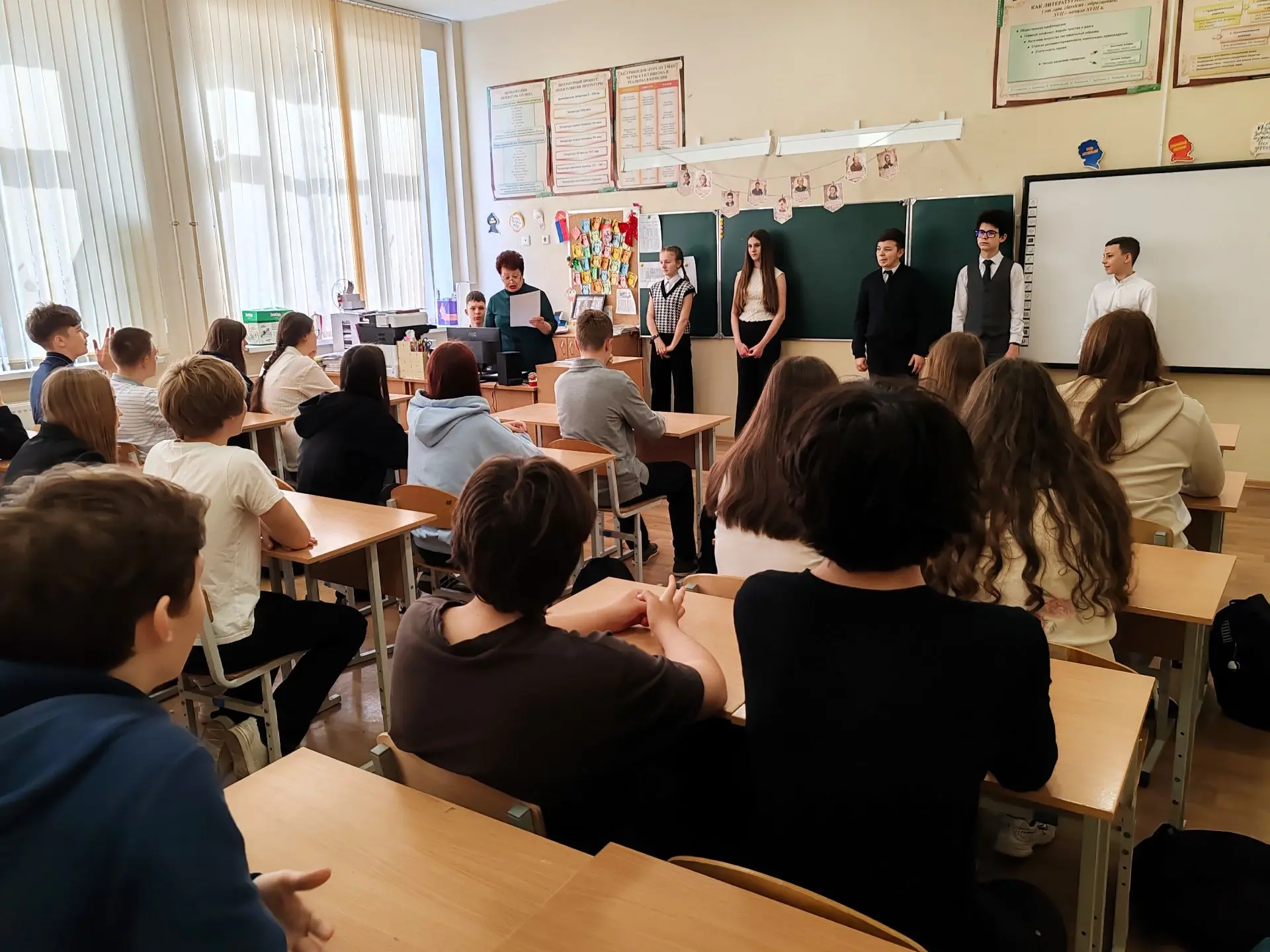 В последнюю учебную неделю в Муринской СОШ №3 состоялся бенефис лучших участников студии художествен