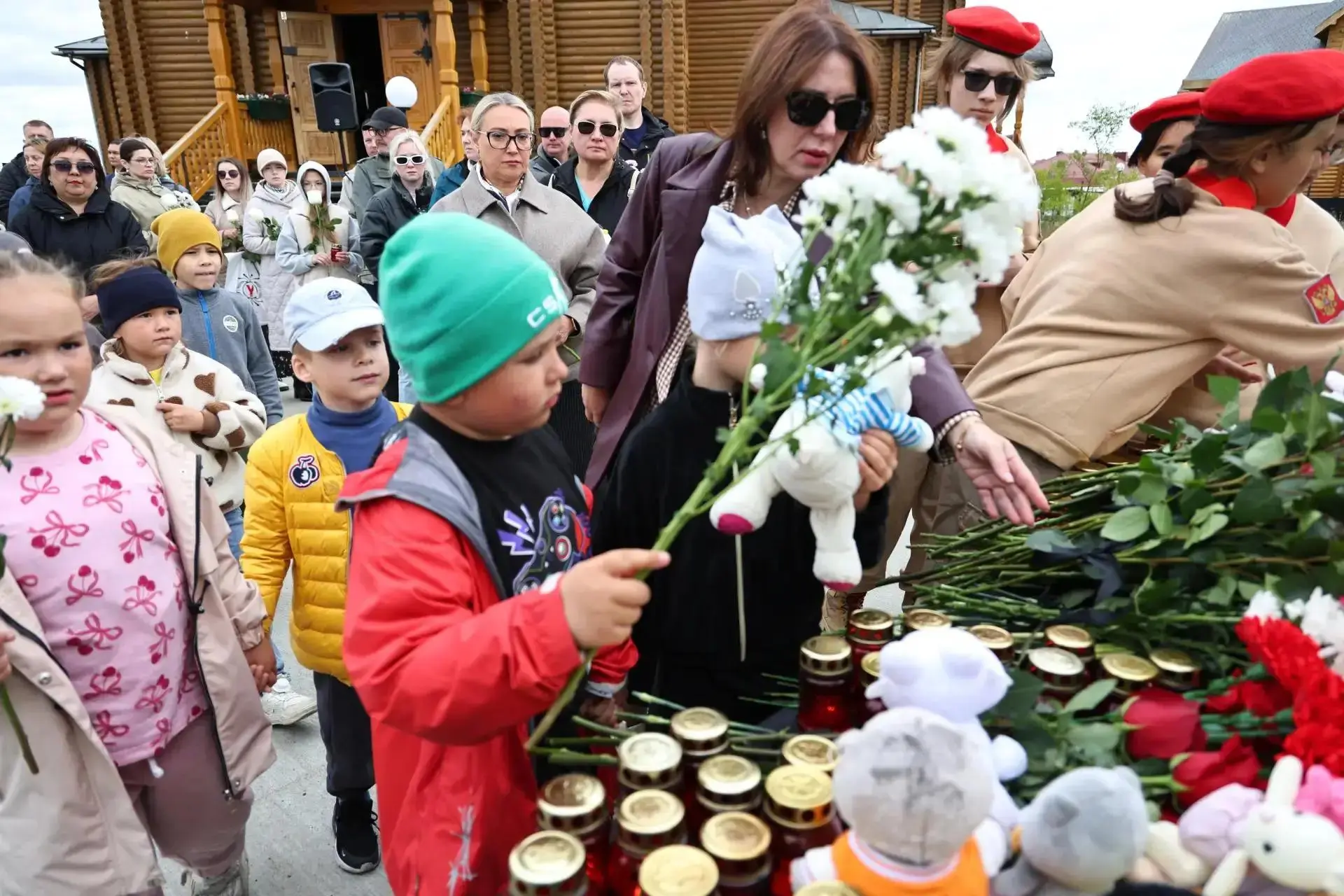 По всей Чукотке почтили память детей — жертв войны в Донбассе