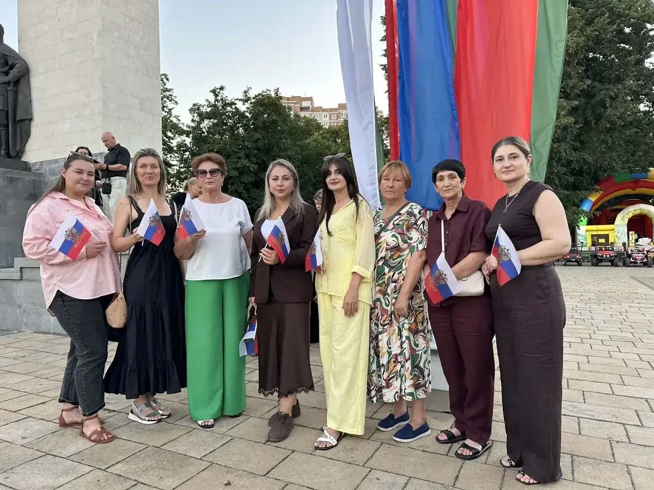 Сегодня наши дорогие учителя приняли участие в празднованиях, посвященных Дню государст...