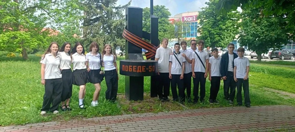 В конце мая ребята 8 «Б» класса вместе с классным руководителем Цымбал Д.И. отправились в поход выхо