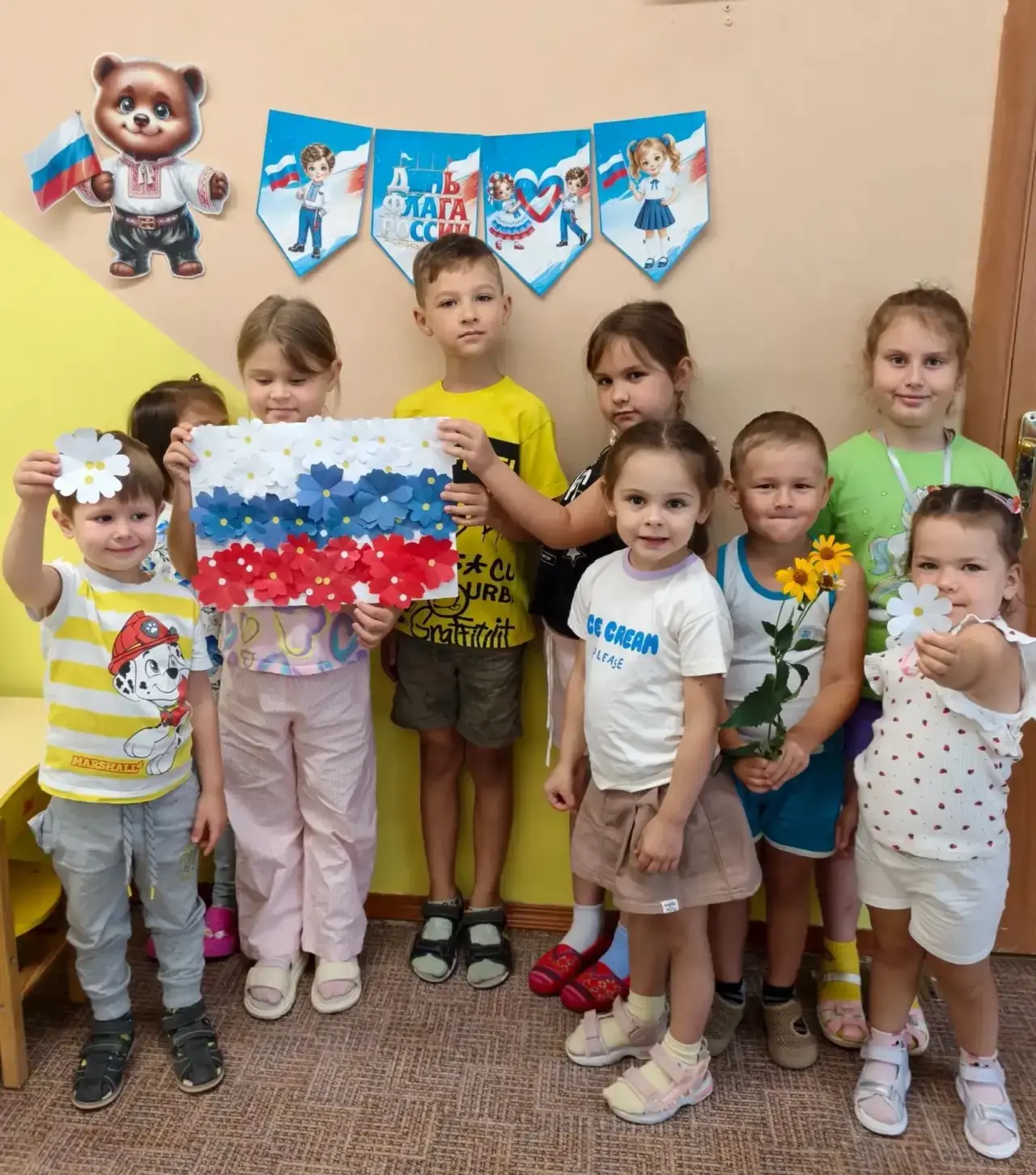 Ко Дню флага России 🇸🇮🇸🇮🇸🇮🇸🇮🇸🇮🇸🇮🇸🇮🇸🇮🇸🇮воспитанники дошкольного отделе...