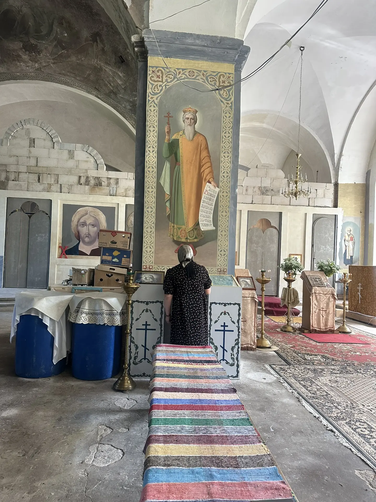 Дорогие друзья, нужна помощь о. Константину срочно. К нему приехала художница. Она буде...
