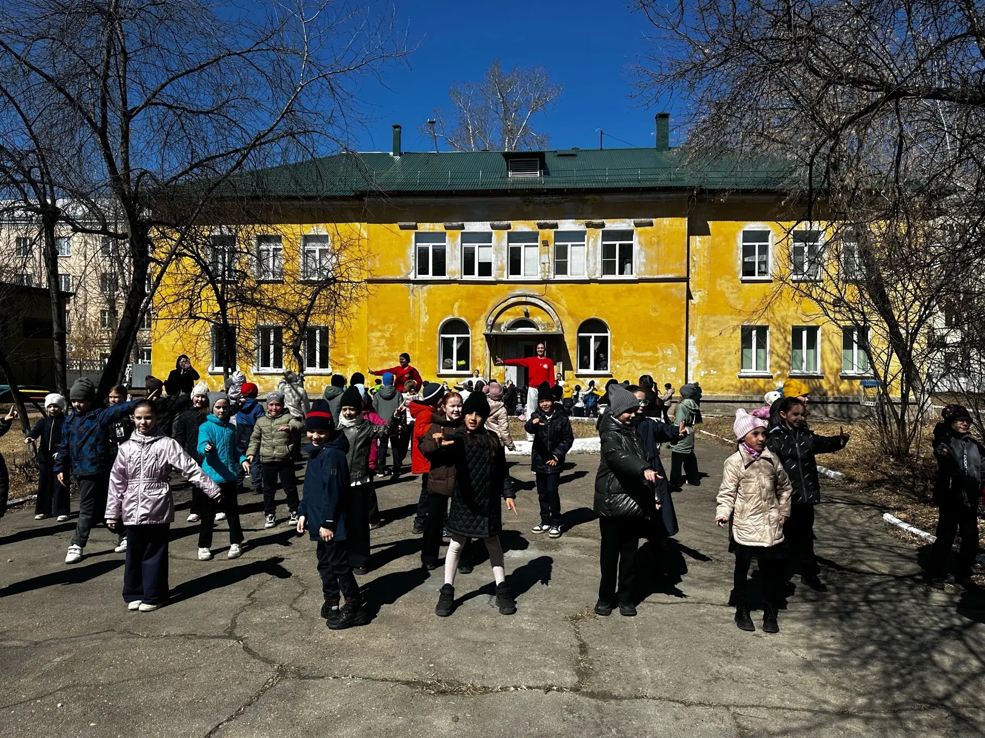 Физкульт-привет! 🎉  Недавно в нашей школе прошла весёлая подзарядка для учеников первых и вторых кла