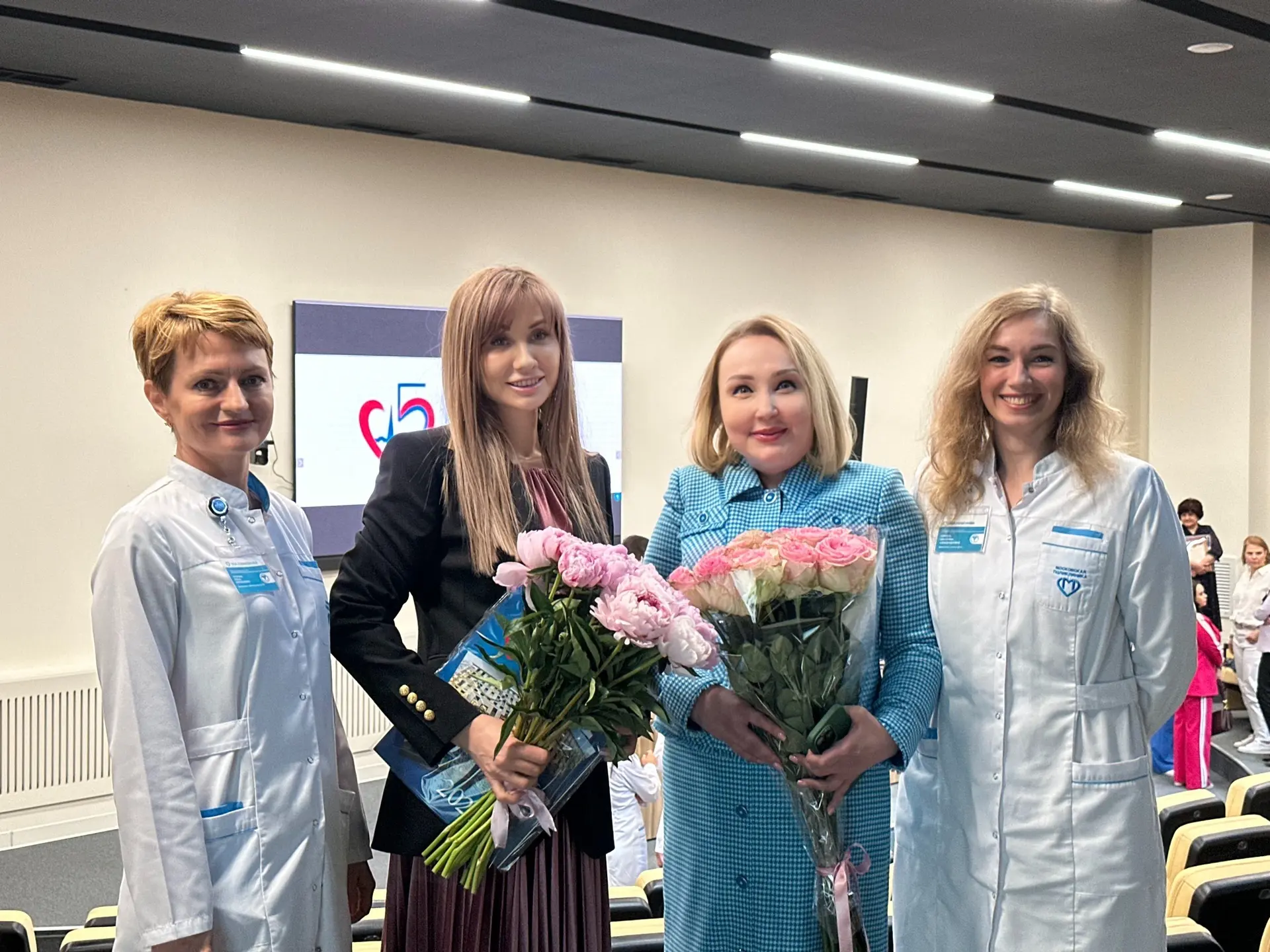 🩵С большой радостью поздравила с наступающим Днём медицинского работника коллектив городской поликл