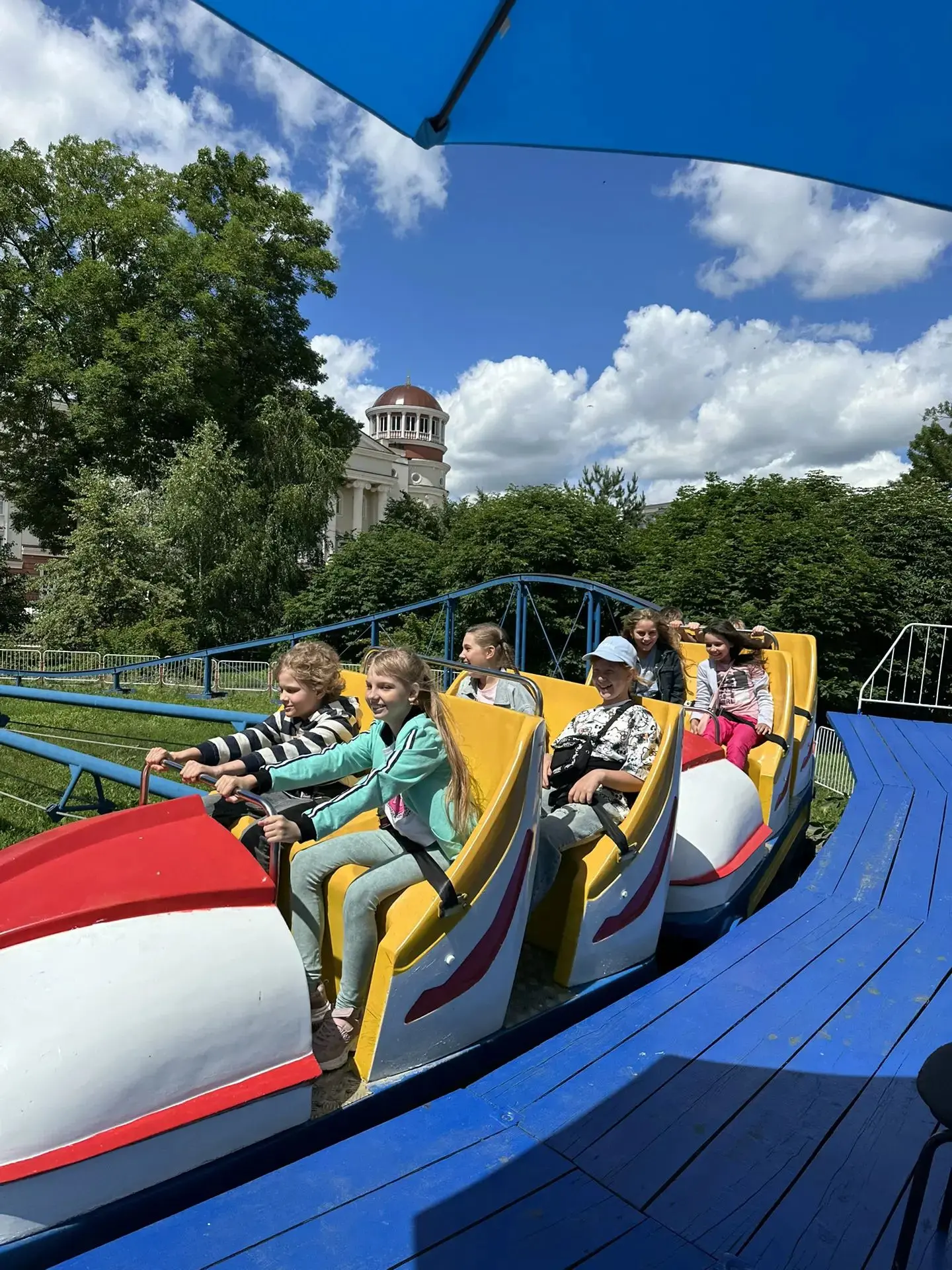 ☀️Летние каникулы в самом разгаре, но это вовсе не повод забывать о любимых одноклассниках! 

👬Ребя