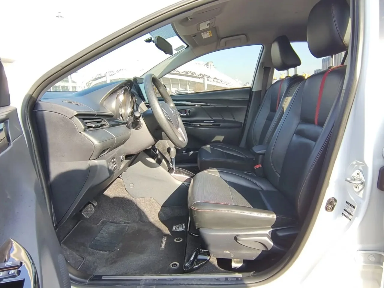 TOYOTA YARIS L ZHIXUAN X за 1.370 млн!  • 2022/02 • 1.5 л. бензин / 112л.с / CVT • пробег - 33 300 к
