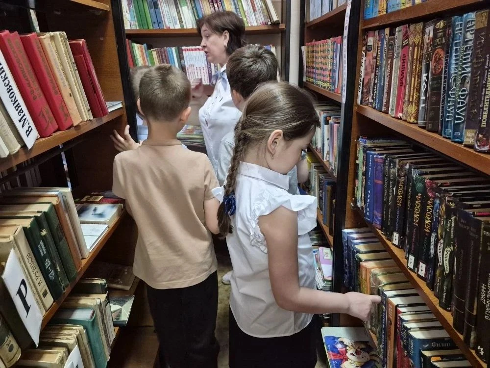 Сегодня первоклассники из 1 «а» класса отправились в детскую библиотеку! 📚