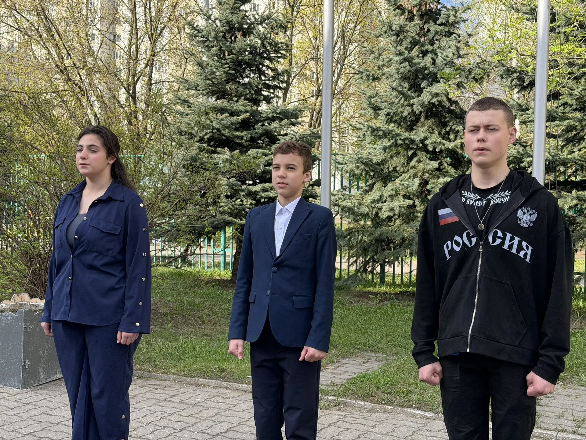Пришел май! 🌿 Началась новая учебная неделя!   🇷🇺 По традиции её открывают торжественная церемония п